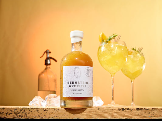 Gintarinės spalvos Franz von Fein Bernstein Aperitif taurėje su ledu