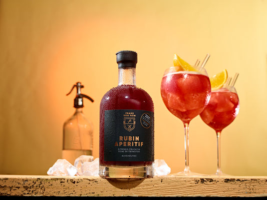 Rubino spalvos Franz von Fein Rubin Aperitif taurėje su ledu