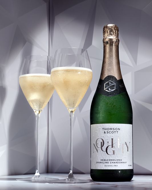 Nealkoholinis vynas Noughty Sparkling Chardonnay šventiniame stalo dekore