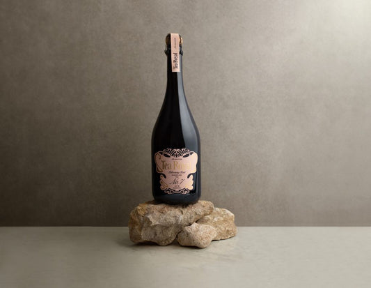 Blooming Rose No. 7 – rožinės spalvos putojantis arbatos gėrimas taurėje su smulkiais burbuliukais