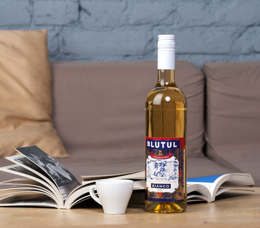 Blutul 0% elegantiškas nealkoholinis gėrimas ant pilko fono