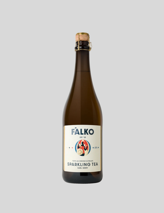 Falko Sparkling Tea nealkoholinės putojančios arbatos butelis elegantiškoje taurėje su burbuliukais