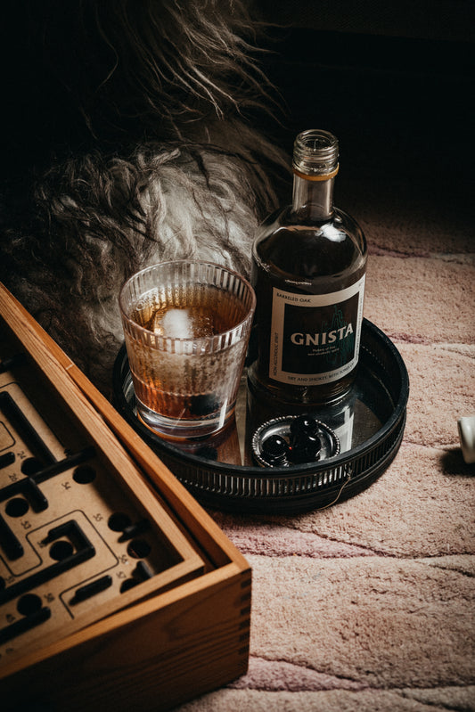 Nealkoholinis kokteilis su Gnista Barreled Oak ir apelsinų žievele