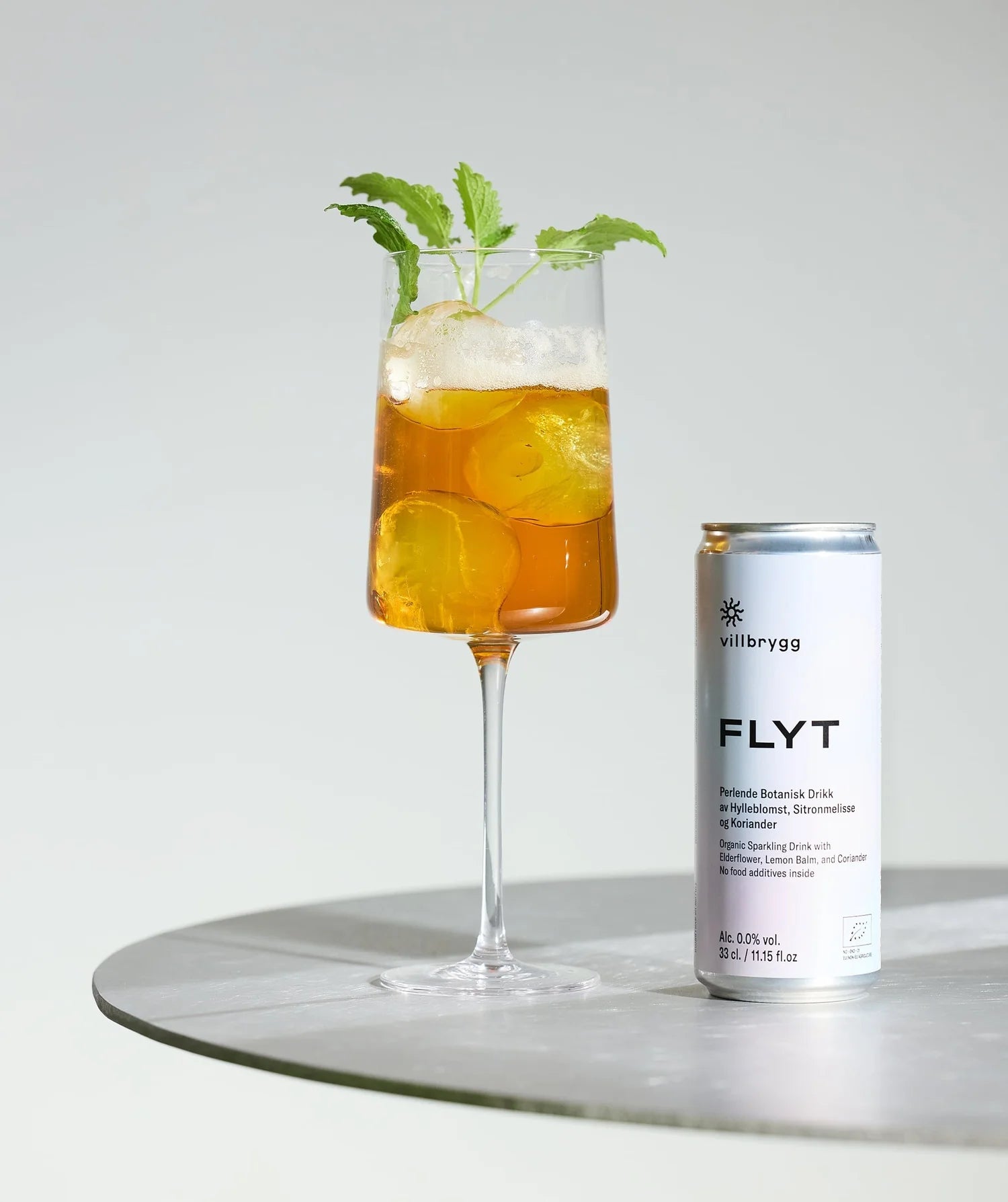 Villbrygg Flyt nealkoholinis gėrimas ant pilko fono