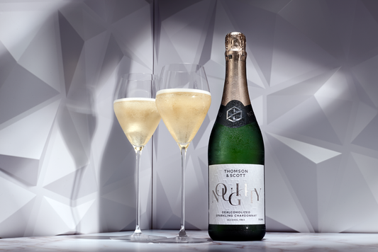 Nealkoholinis vynas Noughty Sparkling Chardonnay šventiniame stalo dekore
