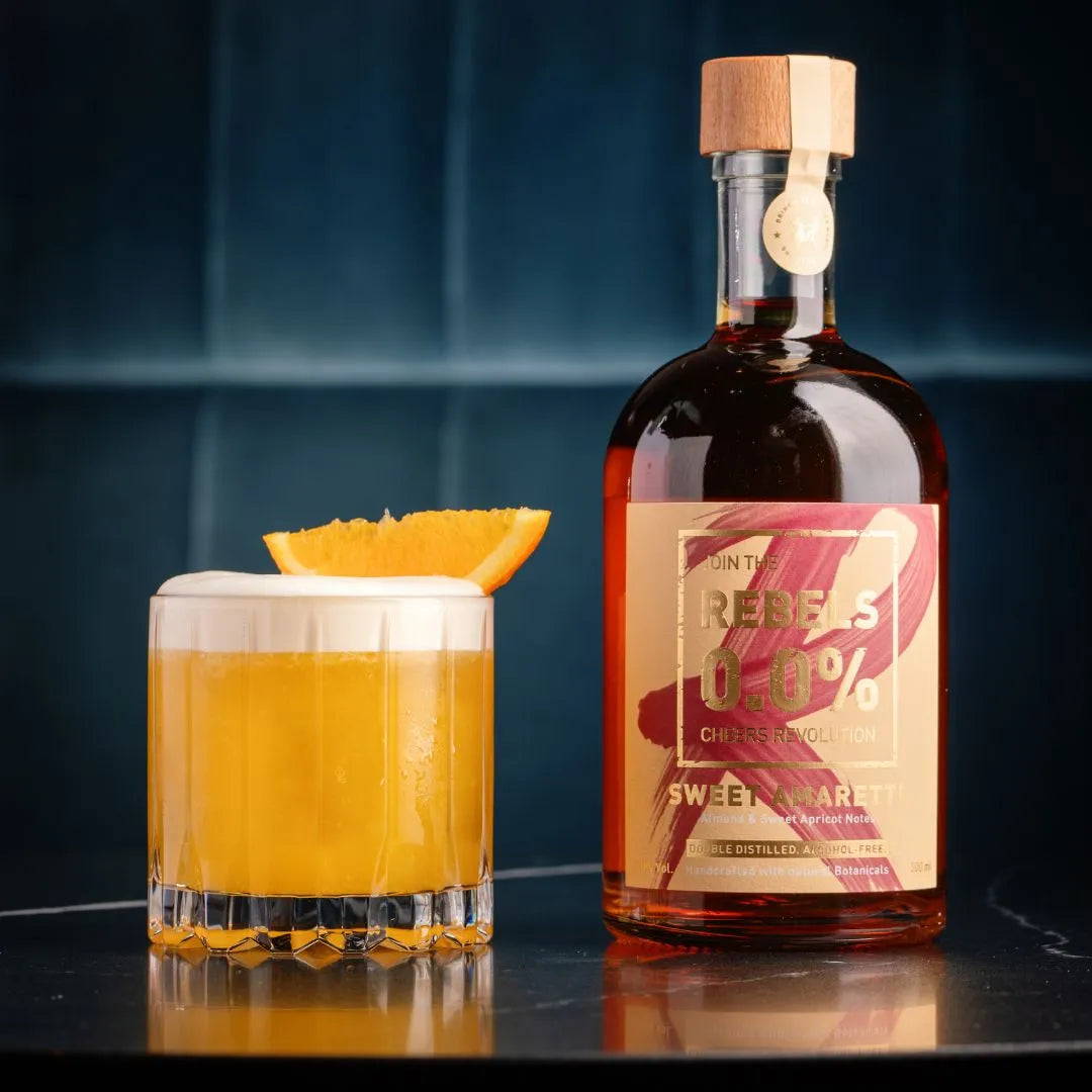 Nealkoholinis Amaretto Sour kokteilis su Rebels 0.0% Amaretto