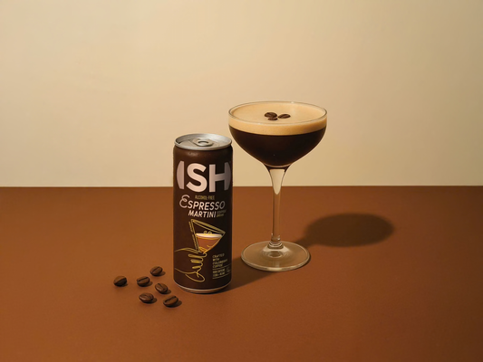 Nealkoholinis kavos gėrimas ISH Espresso Martini taurėje su tiršta puta ir kavos pupelėmis.