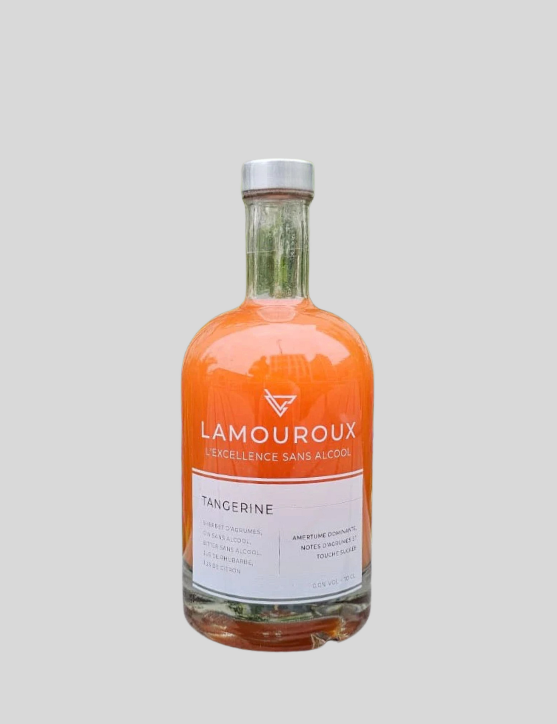 Bealkoholinis Lamouroux Tangerine kokteilis – elegantiškas citrusinis gėrimas ant stalo šalia užkandžių