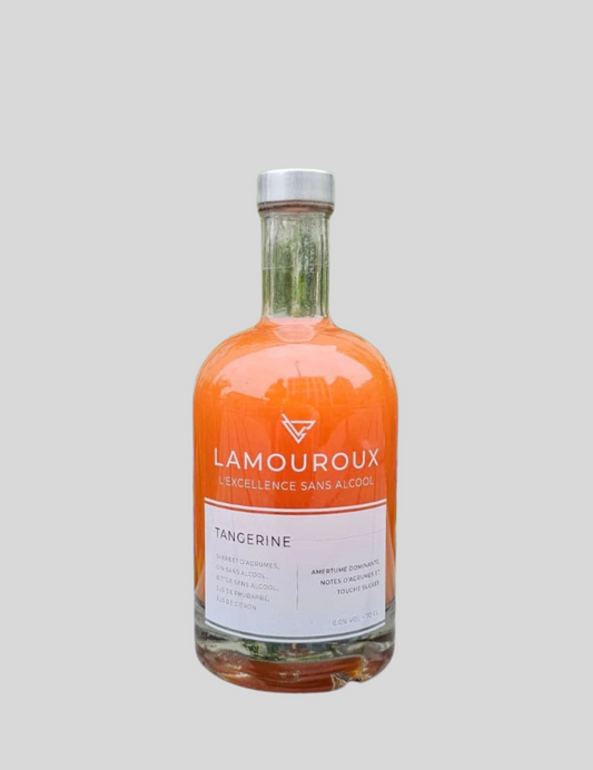 Bealkoholinis Lamouroux Tangerine kokteilis – elegantiškas citrusinis gėrimas ant stalo šalia užkandžių